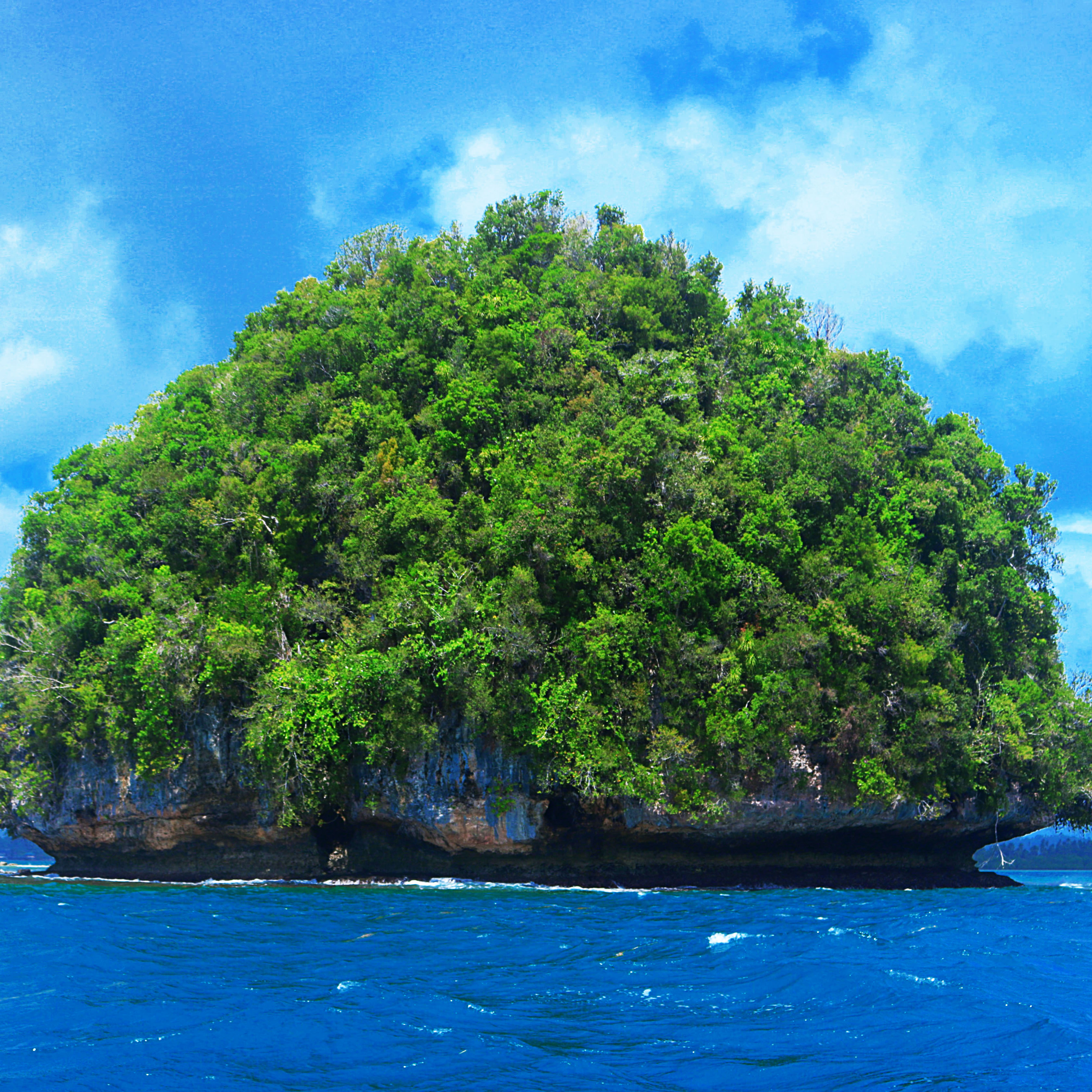 <b class="font-bara"><i class="bi bi-geo-fill h4"></i> PANLANGAGAN ISLET</b> <br/>It was believed to be an old burial ground of MONAS, a tribe of gigantic sized of people, this explaining why the bones left in the islet before where those of a long legged person.

Others maintained the idea that during the galleon trade of the Spanish time, a vessel was shipwrecked there and same survivors found a shelter in the cave bringing with them gold and old jars.